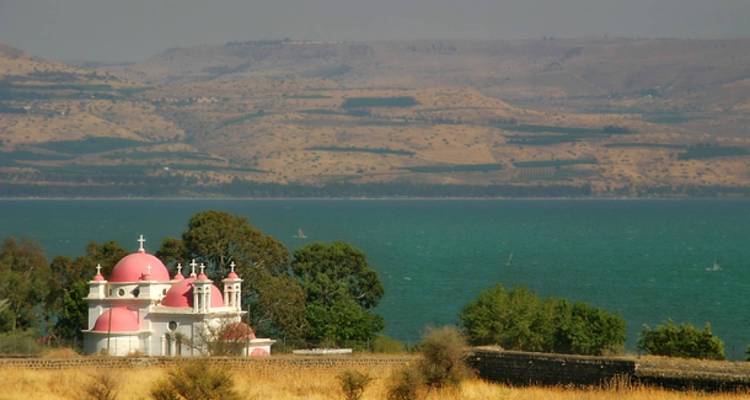 Malerischer religiöser Ort in der Nähe eines Gewässers.