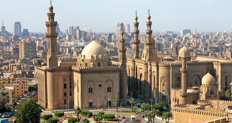 Mosquée avec minarets dans un paysage urbain du Caire, en Égypte.