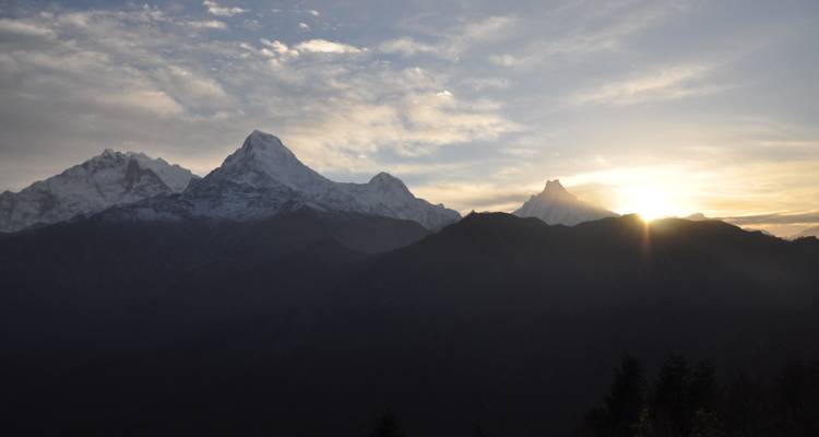 Picos del Himalaya con una vista del amanecer sobre las montañas.