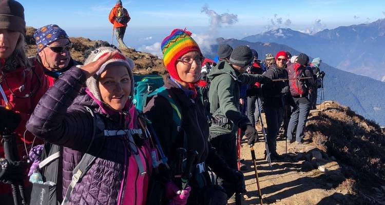 Groupe de randonneurs sur un sentier de montagne.