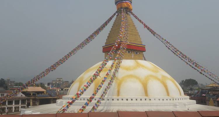 Große Stupa mit bunten Gebetsfahnen.