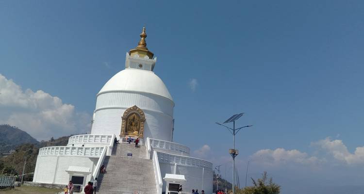 Weiße Stupa mit Stufen, die zu ihr hinaufführen.