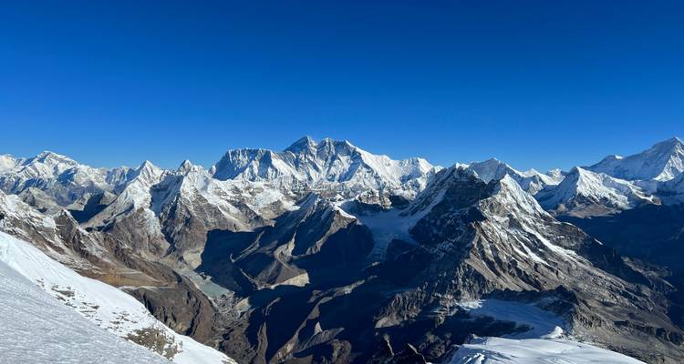 Vue époustouflante sur de majestueuses montagnes enneigées.