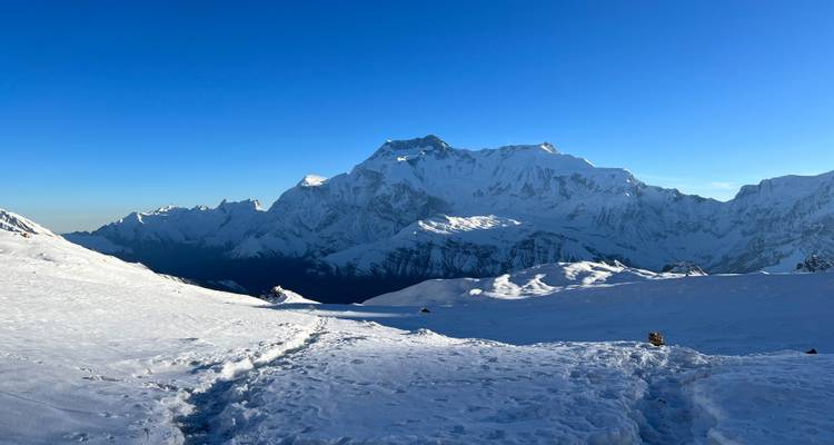 Chaîne de montagnes enneigée avec un ciel bleu magnifique.