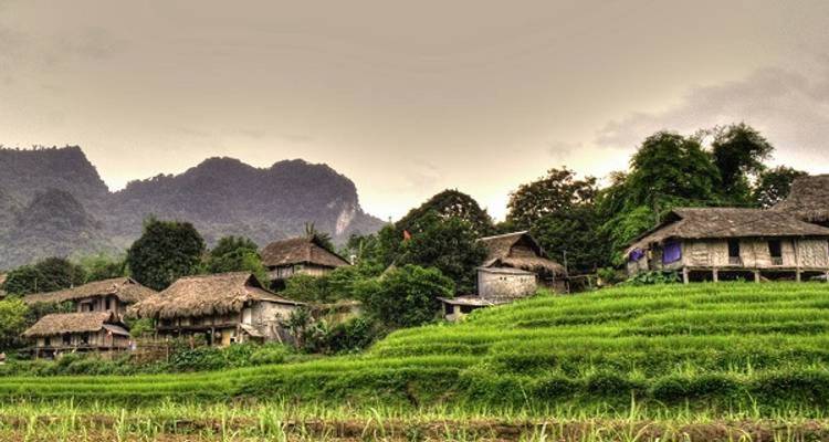 Casas tradicionales del pueblo sobre un paisaje montañoso