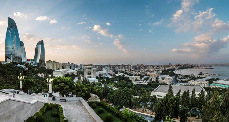 Panoramisch stadsgezicht met moderne wolkenkrabbers en uitzicht op de kust.