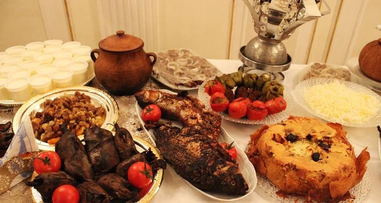 Traditioneel Azerbeidzjaans eten op uitstalling.