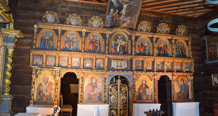 Interior de la iglesia ornamentado con pinturas religiosas.