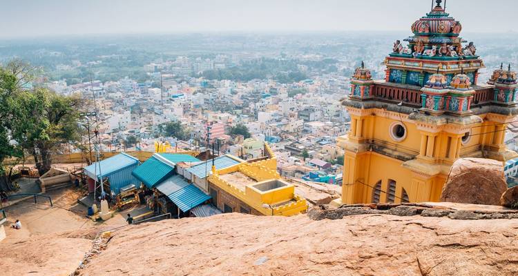 Vista desde un templo en la cima de una colina rocosa que domina una extensa ciudad del sur de India.