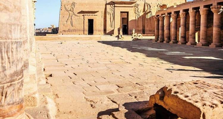 Templo del antiguo Egipto con columnas y jeroglíficos.