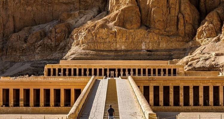 Estructura de templo histórico construida en una montaña.