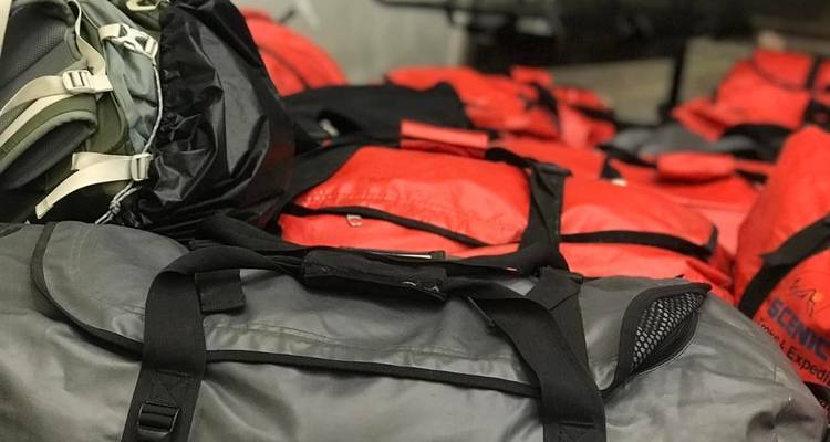 Varias bolsas de lona apiladas juntas.