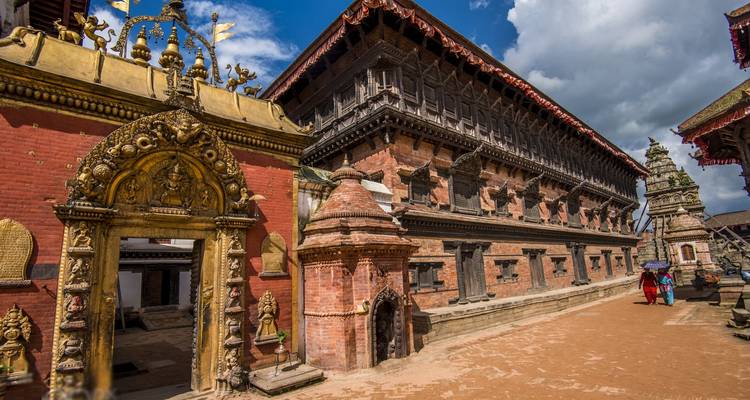 Arquitectura tradicional nepalí con detalles ornamentados.
