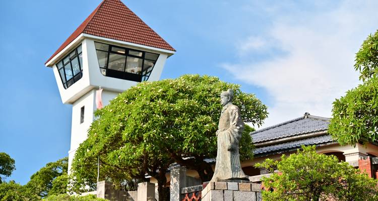 Tour d'observation et statue sous un ciel dégagé.