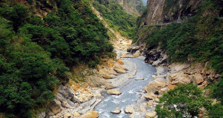 Luchtfoto van de Taroko Gorge rivier die door een dicht, groen landschap stroomt.