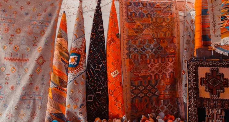 Conjunto de alfombras tradicionales coloridas y tejidas de manera intrincada.