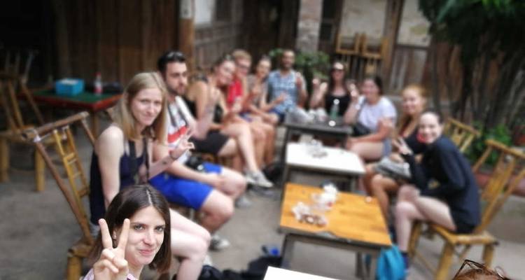 Gruppe von Menschen, die in einem Straßencafé entspannen.