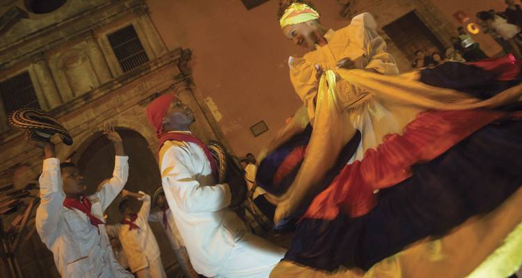 Farbenfrohe traditionelle Tänzer führen nachts energiegeladene Aufführungen in Cartagena auf