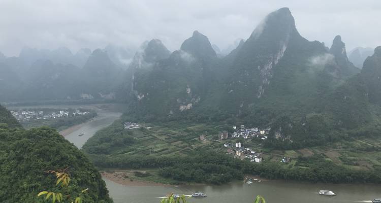 Een panoramisch uitzicht op een rivierdal omringd door karstheuvels