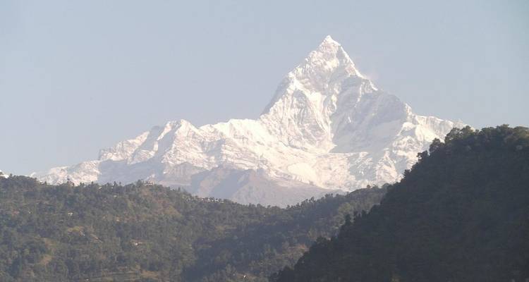 Schneebedeckter Gipfel unter einem klaren Himmel.