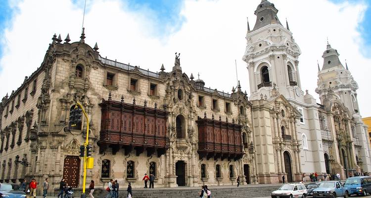Edificio colonial histórico con balcón ornamentado, Lima, Perú.