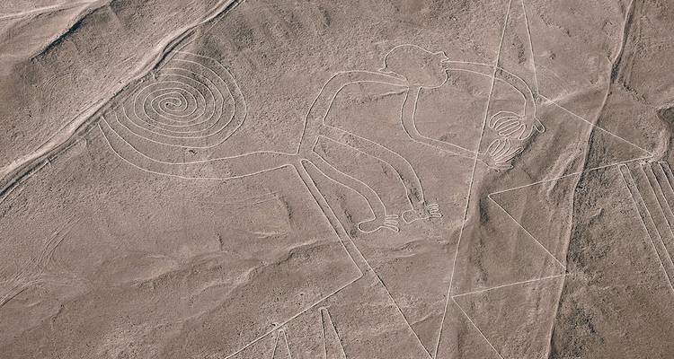 Geoglifo de Nazca en paisaje desértico.