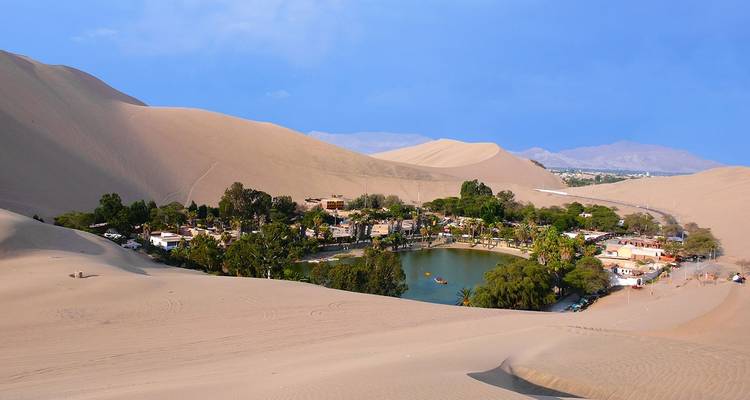 Ville oasis entourée de dunes de sable du désert.