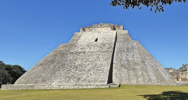 Grande pyramide à degrés sous un ciel bleu dégagé.