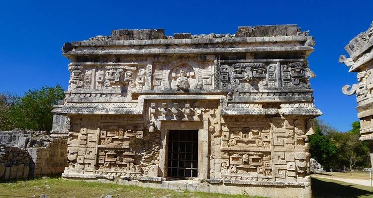 Façade détaillée d'un ancien bâtiment en pierre.