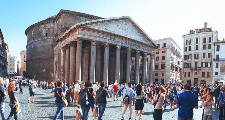 Das Pantheon in Rom mit Touristen drumherum.