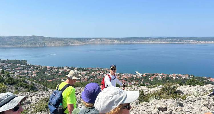 Des personnes admirant la vue sur un pic rocheux surplombant une baie.