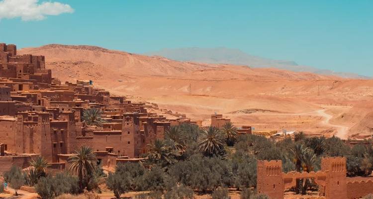 Malerischer Blick auf Ait Benhaddou mit Wüstenlandschaft.