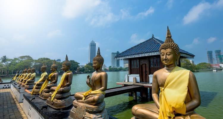 Estatuas de Buda sentado con vista al lago.