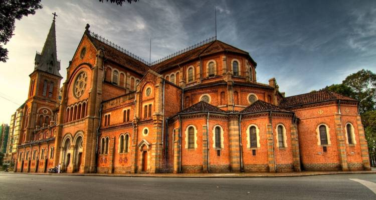 Primer plano del edificio histórico de una iglesia en un entorno urbano.