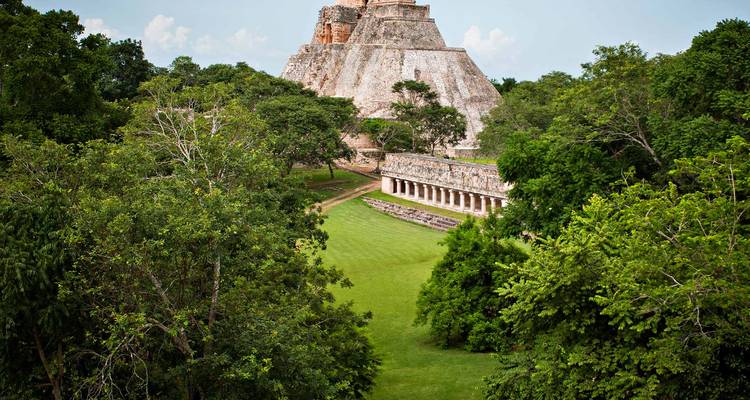 Anciennes ruines mayas entourées d'une végétation luxuriante.