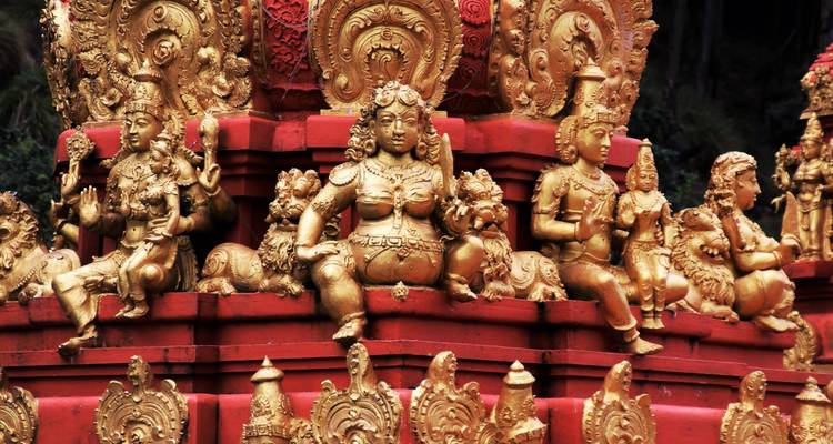 Dekorative Figuren an einer goldenen und roten Struktur.