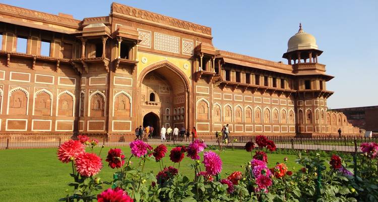Agra Fort mit blühenden Gärten im Vordergrund.