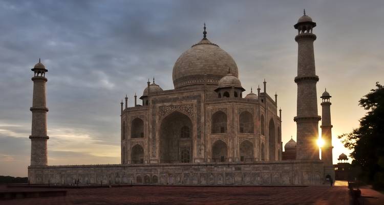 Taj Mahal bij zonsondergang met gedeeltelijke bewolking.
