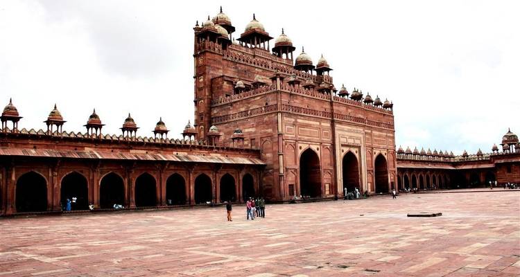 Buland Darwaza in Fatehpur Sikri met mensen op de binnenplaats.