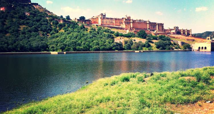 Amer Fort met uitzicht op het Maota-meer.