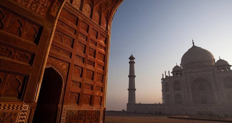 Nahaufnahme des Taj Mahal bei Sonnenaufgang/Sonnenuntergang.
