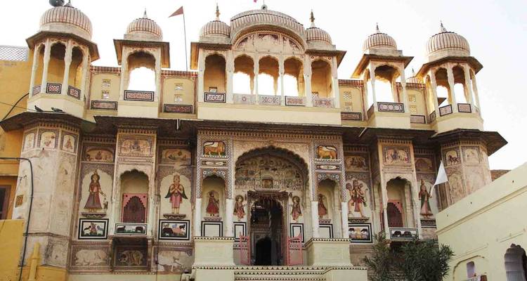 Hermoso haveli pintado con pilares y obras de arte decorativas.