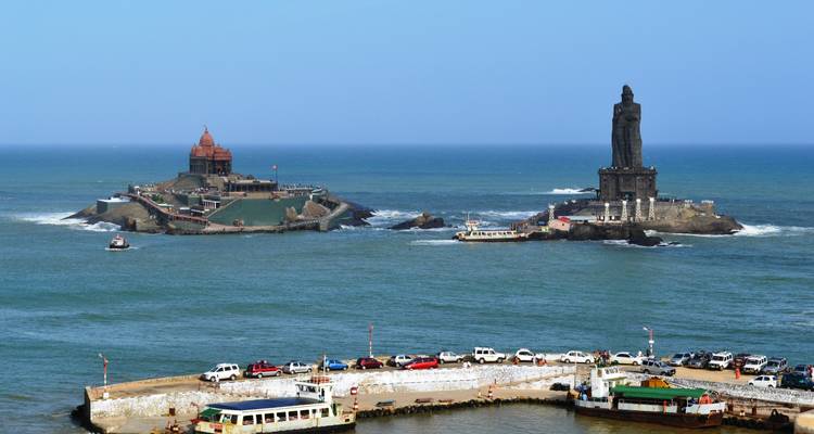 Vista clara del Memorial de la Roca de Vivekananda y la Estatua de Thiruvalluvar.