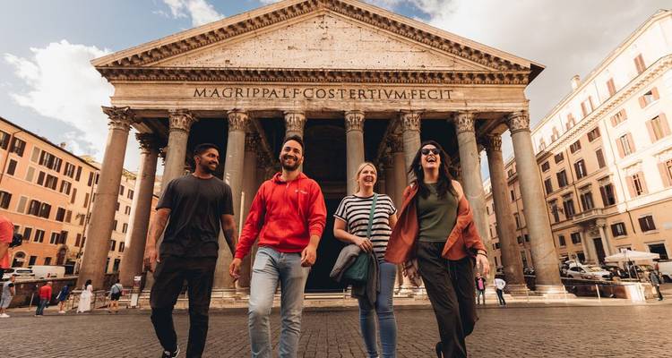 Un groupe d'amis marche avec assurance sur les pavés devant le Panthéon de Rome.