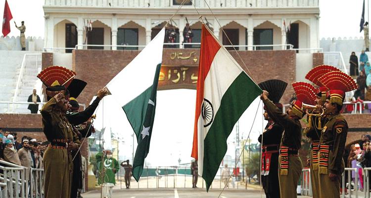 Soldados indios y paquistaníes en la ceremonia de la frontera de Wagah.