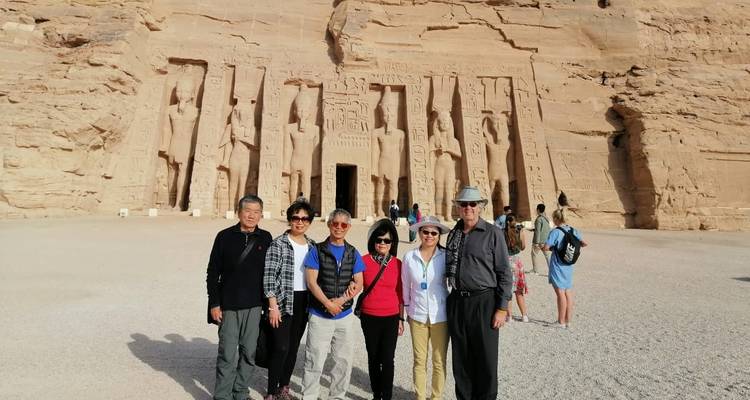Turistas ante el templo de Abu Simbel.