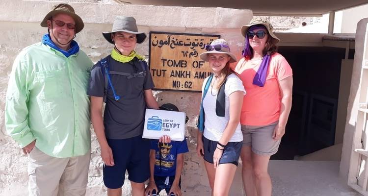 Familie posiert am Eingang von Tutanchamuns Grab.
