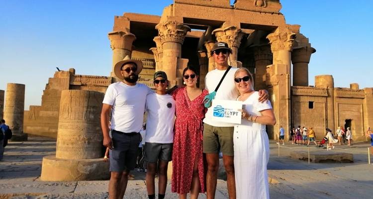 Gruppe posiert vor dem Kom-Ombo-Tempel.