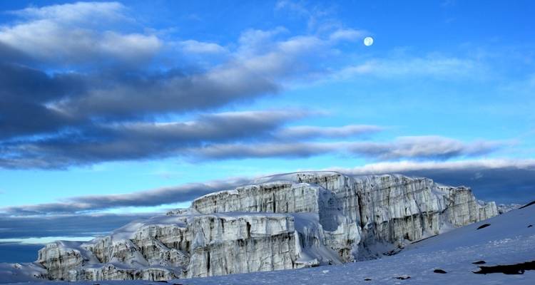 Gletscher unter einem blauen Himmel mit einem sichtbaren Mond.