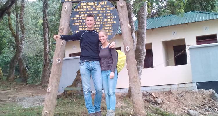 Zwei Wanderer posieren am Eingang zum Machame Gate.